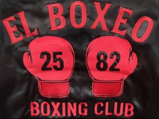 Egyedi logós nagyméretű hímzőfolt kiegészítőként